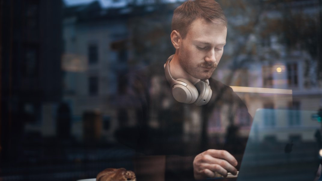 Student på kafe med datamaskin